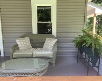 Canadensis Craftsman Getaway in the Poconos - Canadensis - Patio