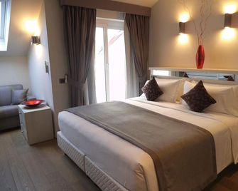 Hotel Ariston & Apartments - ואראצה - חדר שינה