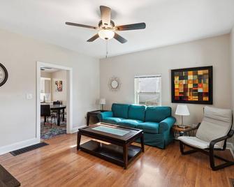 Chestnut St 3 Bedroom House in Historic Loveland - Loveland - Living room
