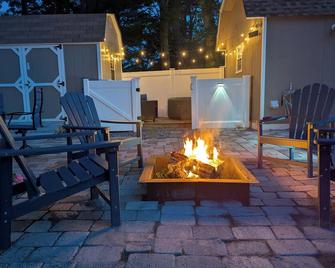 Tiny, Funky, and Full of Love - Welcome to the Love Shack - Piney Point - Patio