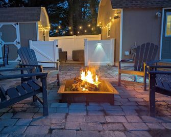 Tiny, Funky, and Full of Love - Welcome to the Love Shack - Piney Point - Patio