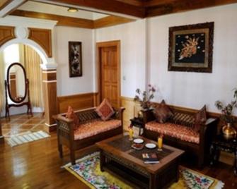 Royal Reward Resort - Pyin Oo Lwin - Living room