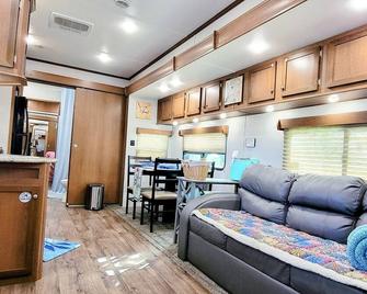 Bird House, Romance Glamping Pup Paradise Near River Ada - Smithville - Sala de estar