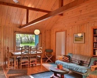 Creekworks Cabin- Wapiti Valley, surrounded by trees with creek access - Wapiti - Comedor