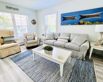 Beautiful Home Near Beach and Town - Saco - Living room