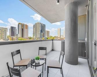 Cozy 2 Bedrooms at Centre of Burwood - 伯伍德 - 陽台