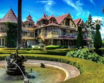 Posh home near Santana Row for vacation/business - San Jose - Edificio