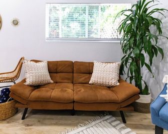Stylish Casita min from the beach ! - San Juan Capistrano - Sala de estar