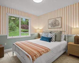 Family Luxury: 5br, Gamerm, Movierm, Kayaks, Pingpong, Fire Pit, Beach - Saint Leonard - Bedroom
