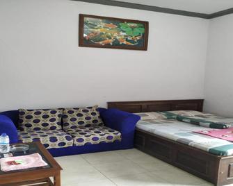 Hotel Ngebel Indah - Ponorogo - Habitación