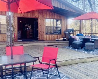 Shipp's Landing-Cozy Secluded Retreat on the Water - Hardy - Patio