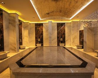 Ramada Hotel & Suites by Wyndham Kusadasi - Soğucak - Lobby