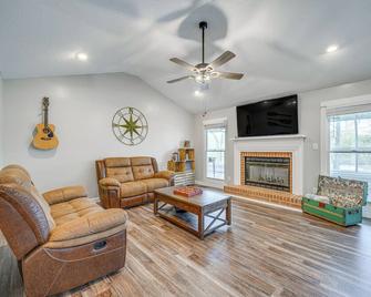 Lakefront Milledgeville Home with Private Dock! - Milledgeville - Вітальня