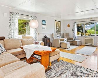 Holiday Home in Inndyr - Inndyr - Sala de estar