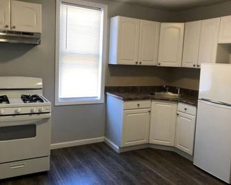 Private 2-bedroom, bus to NYC nearby, free parking - Linden - Kitchen