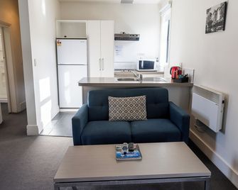 315 Euro Motel & Serviced Apartments - Dunedin - Living room