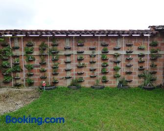 Hotel Kantarrana Urbana Jardin - Jardín - Building