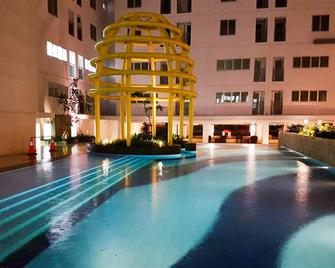 Comfy Studio Bassura City Apartment By Travelio - Jakarta - Piscină