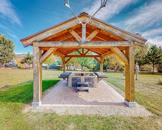 Twin Feathers Cabin - Garden Valley - Patio