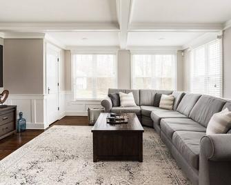 Luxury Stay in Expansive Historical Home - North Haven - Living room
