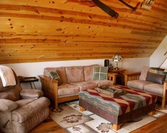 Cozy A-Frame House In Heart Of The Midwest!!! - Quincy - Obývací pokoj