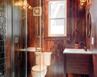 Luxuriously Restored Farm Cabin - Mountainhome