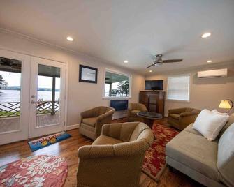 The Cottage: 2-Br - Camden - Living room