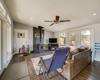 Lake-View Republic Cabin w/ Boat Launches! - Republic - Sala de estar