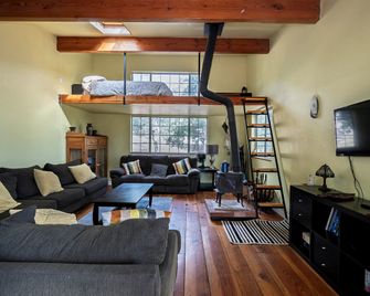 Cozy Rustic Mountain Home with Breathtaking views - Palomar Mountain - Living room