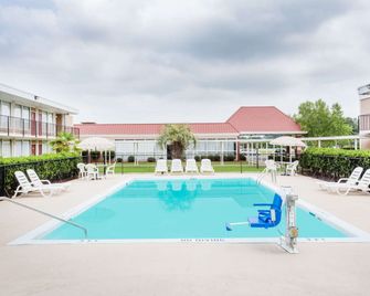 Days Inn by Wyndham Goldsboro - Goldsboro - Piscina
