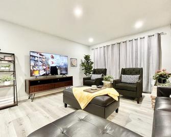 3br/2ba Near The Blvd - Parking, Laundry, Sleep 10 - Lancaster - Living room