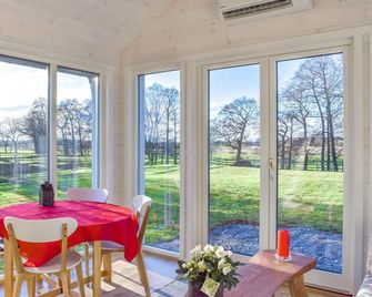 Lovely Home In Skivarp With Wifi - Skivarp - Comedor