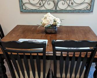 Cozy and Quiet Three Bedroom Two Bathroom Ranch - Kokomo - Dining room