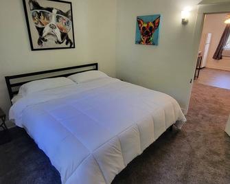 The Lakeside Micro Apartment - Muskegon - Bedroom