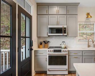 The Wayfarer: 4-Bedroom Retreat Next To Scenic State Park and Vineyard - Woodstock - Kitchen