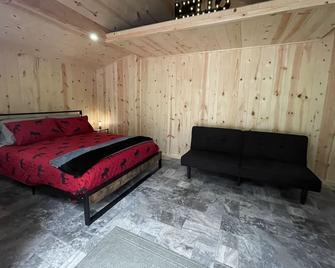 Glamping cabin 5 minutes from downtown Whitefish! - Whitefish - Bedroom
