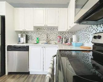 Entire Guest Suite in Thetis Height - Victoria - Cuisine