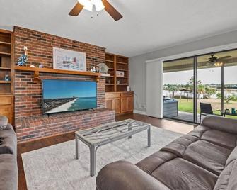 Nautical Nirvana-Waterfront Joys from Sunrise Paddles to Hot Tub Sunsets - Panama City - Living room