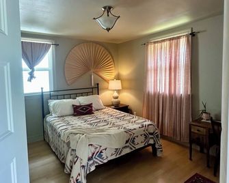 1901 Spacious 2 Bedroom Bungalow - Everett - Bedroom