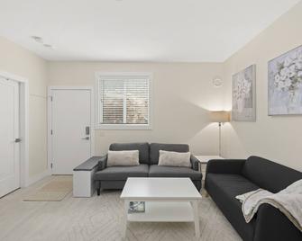 Cozy suite in lovely neighborhood - Langford - Living room