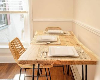 The Boho Penthouse on Main - Chambersburg - Dining room