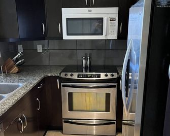 Lake Okanagan waterfront Condo. Large dock with pool and hot tub Reg #H015247536 - Vernon - Cucina