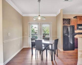 The Suite Escape - Charlotte - Comedor