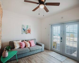 #3 - Guana Beach Inn @sunset beach, Guana Cay - Great Guana Cay - Living room