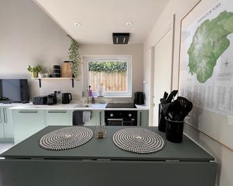 Ashburton unique Studio House, close to Cookery School, private entrance & parking - Ashburton - Kitchen