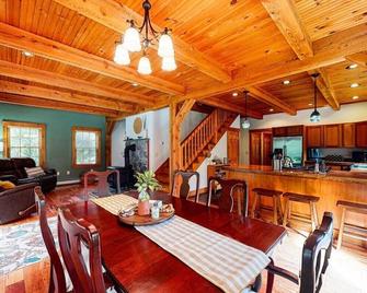 Discover your mountain escape: A cozy retreat with breathtaking views, a hot tub under the stars! - Kingfield - Essbereich