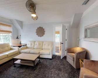 Renovated Lemon Guesthouse 4 King Bedrooms Downtown Half Mile Stroll- Beach Only 3 Miles - St. Augustine - Sala de estar