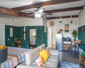 Guest suite w/ king-size bed near downtown SJ - San Jose - Living room