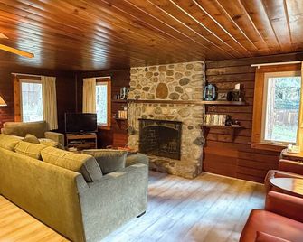 10 Little Cabin In The Woods - North Wawona - Living room