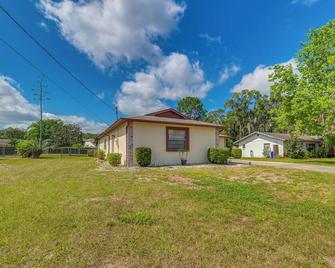13 Mi to Hudson Beach Spring Hill Home with Lanai - Spring Hill - Budova